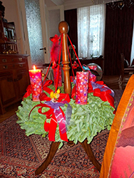 Dekoration mit farbigen Würfelkerzen